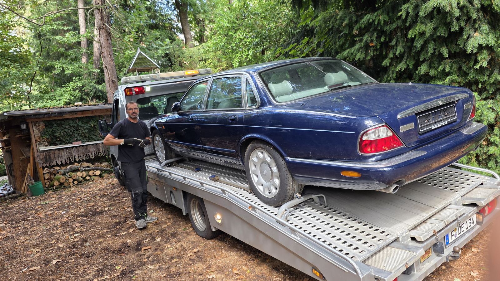 Sicher verzurrter Jaguar auf dem Plateau